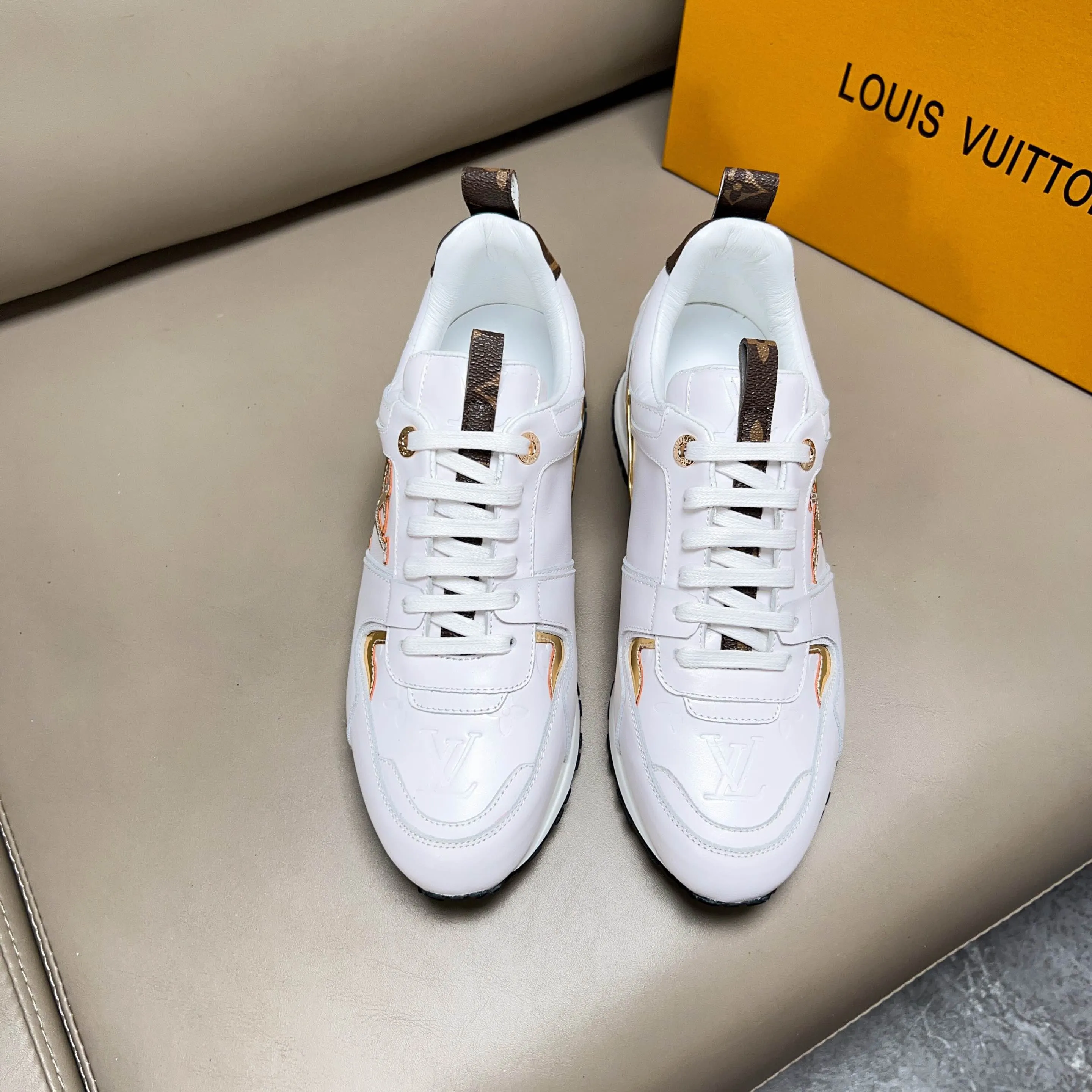 Factory price: 440💰【LV】Male and female couples model, sold simultaneously at counters, original classic 1:1 copy, original designer design, imported calf + sheepskin lining, L gold unique design on both sides, fashionable and trendy. 🔍🔍Original quality @ No pressure to enter and leave the counter at will, the original replica outsole is suitable for all kinds of travel, making it worth owning. Welcome all sellers to sell in the picture above. We can send one piece on behalf of you. Male size: 38-44 (can be customized to 45 sizes), female size: 35-39 (can be customized to 40 sizes)
